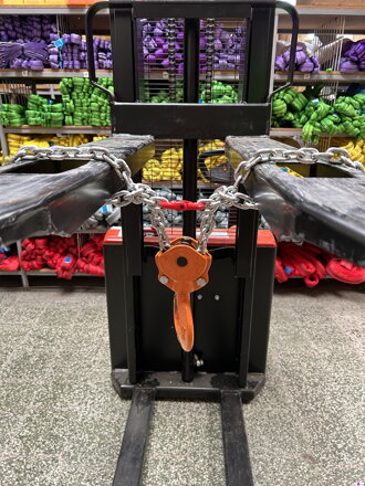 Řetězová návlačka na vidlice VZV 2000 kg
